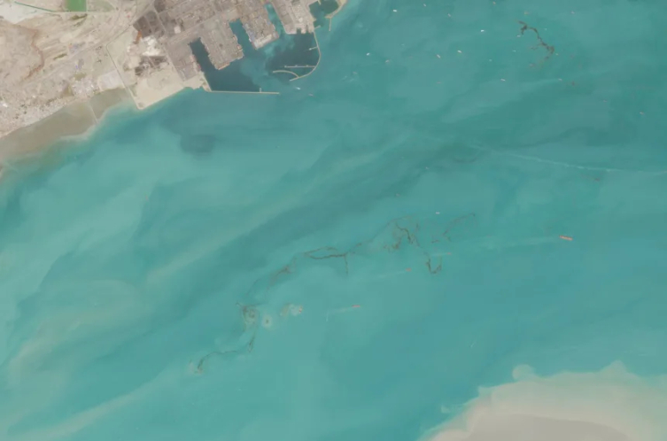 7 Nisan'da çekilen bu görüntüde İran'ın Qeshm Adası yakınlarında meydana gelen petrol sızıntısı görülüyor. Sentinel-2/Avrupa Uzay Ajansı